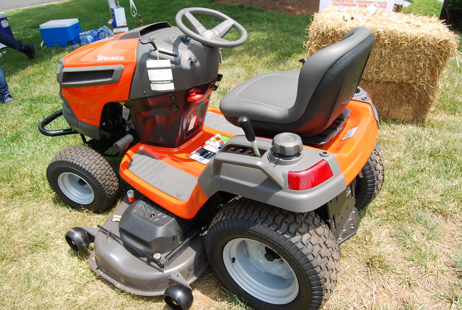 How to Start a Riding Lawn Mower With a Screwdriver